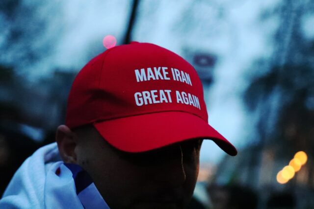 Trump pede nova liderança no Irã após críticas de Khamenei
