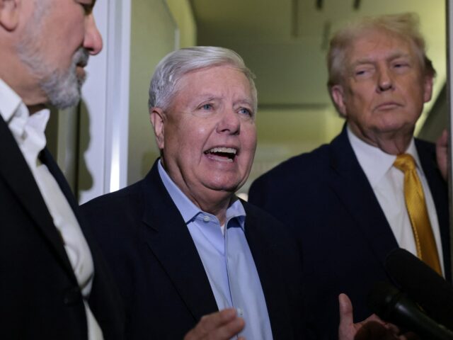 Trump posa com chapéu 'Make Iran Great Again' após sequestro de Maduro
