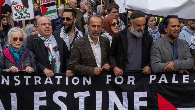 Trump pressiona o Reino Unido sobre figura ligada ao Hamas enquanto a inteligência dos EUA sinaliza potencial ameaça terrorista
