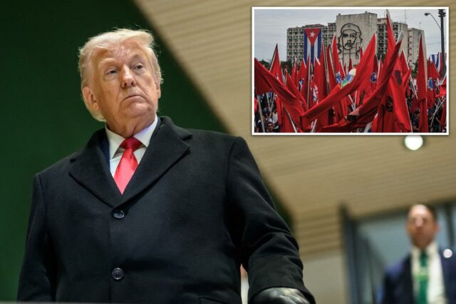 O presidente dos EUA, Donald Trump, de sobretudo preto e gravata vermelha no Fórum Econômico Mundial.