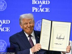 Trump revela seu Conselho de Paz ao lado dos líderes das primeiras nações a se inscreverem e diz ao público de Davos que ‘podemos fazer praticamente tudo o que quisermos’ O presidente dos EUA, Donald Trump, assinou a carta do seu 'Conselho de Paz'