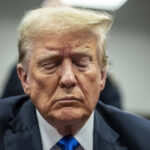 ARQUIVO - As bandeiras do estado e dos EUA tremulam sobre o Capitólio do Estado da Virgínia no início da sessão de 2024 da Assembleia Geral da Virgínia, 10 de janeiro de 2024, em Richmond, Virgínia.