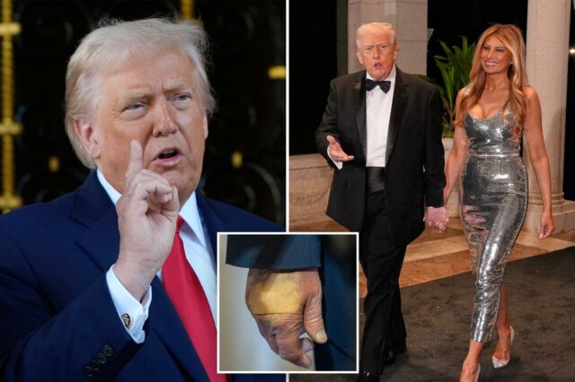 Donald Trump falando aos repórteres, com a mão direita levantada e o dedo indicador apontado para cima.