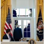 A Casa Branca enviou uma imagem editada de Donald Trump olhando pela janela para um mapa da Groenlândia