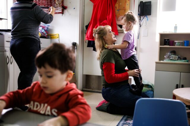 A partir da esquerda, os alunos Luca Palmisano, 4, Daniel Ngo, 3, e Claire Yim, 4, brincam no quintal enquanto a técnica comportamental registrada Jadyn Mendoza observa na creche School of Imagination em Dublin, Califórnia, 6 de janeiro de 2026. (Dai Sugano/Bay Area News Group)