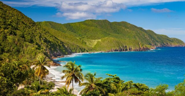 Um tubarão atacou e matou uma mulher americana ao longo de uma praia em St Croix, nas Ilhas Virgens dos EUA, disseram autoridades na sexta-feira.