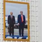 Uma foto mostra o presidente dos EUA, Donald Trump, com o presidente russo, Vladimir Putin.