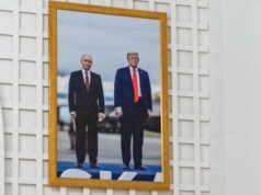 ‘Tudo bem da minha parte, mas gentil da parte dele’: Trump pendura foto de Putin na Casa Branca Uma foto mostra o presidente dos EUA, Donald Trump, com o presidente russo, Vladimir Putin.