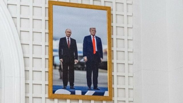 Uma foto mostra o presidente dos EUA, Donald Trump, com o presidente russo, Vladimir Putin. 