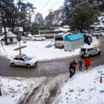 Turistas emocionados quando a neve fresca cobre Shimla
