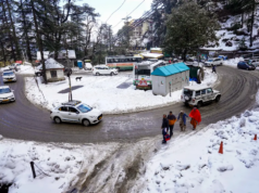 Turistas emocionados quando a neve fresca cobre Shimla Turistas emocionados quando a neve fresca cobre Shimla