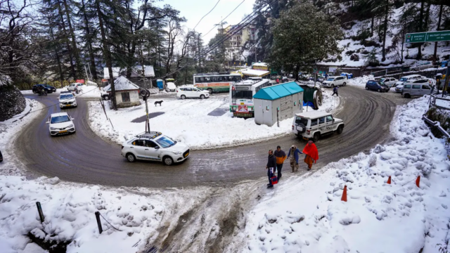 Turistas emocionados quando a neve fresca cobre Shimla
