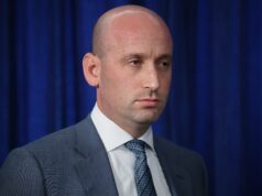 Tweet sobre tiroteio viral de Stephen Miller em Minneapolis desmascarado por nota da comunidade Manifestantes marcham durante manifestação nacional