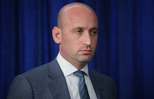 Tweet sobre tiroteio viral de Stephen Miller em Minneapolis desmascarado por nota da comunidade Manifestantes marcham durante manifestação nacional