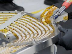 Type One Energy, apoiada por Bill Gates, arrecada US$ 87 milhões antes da Série B de US$ 250 milhões An engineer works on a high-temperature superconducting magnet.