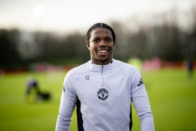 Milhares de torcedores do Manchester United param com uma faixa