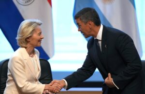 UE e bloco Mercosul assinam acordo de livre comércio após 25 anos de negociações O presidente do Panamá, José Raul Mulino, a partir da esquerda, o presidente da Bolívia, Rodrigo Paz, o presidente do Conselho Europeu, Antonio Costa, a presidente da Comissão Europeia, Ursula von der Leyen, o presidente do Paraguai, Santiago Pena, o presidente da Argentina, Javier Milei, o presidente do Uruguai, Yamandu Orsi, e o ministro das Relações Exteriores do Brasil, Mauro Vieira, posam para uma foto de grupo durante uma reunião para assinar um acordo de livre comércio entre a União Europeia e o Mercosul em Assunção, Paraguai, sábado, 17 de janeiro, 2026. (AP Photo/Jorge Saenz)