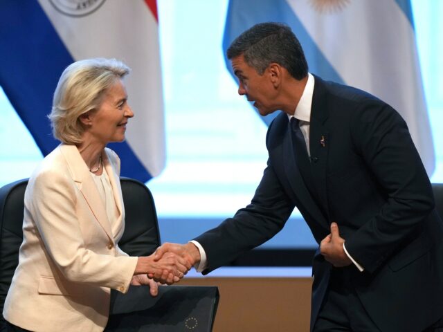 O presidente do Panamá, José Raul Mulino, a partir da esquerda, o presidente da Bolívia, Rodrigo Paz, o presidente do Conselho Europeu, Antonio Costa, a presidente da Comissão Europeia, Ursula von der Leyen, o presidente do Paraguai, Santiago Pena, o presidente da Argentina, Javier Milei, o presidente do Uruguai, Yamandu Orsi, e o ministro das Relações Exteriores do Brasil, Mauro Vieira, posam para uma foto de grupo durante uma reunião para assinar um acordo de livre comércio entre a União Europeia e o Mercosul em Assunção, Paraguai, sábado, 17 de janeiro, 2026. (AP Photo/Jorge Saenz)