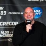 UFC cancela luta contra Hernandez Johnson por causa de apostas. Dana White, do UFC, vestindo preto e segurando um microfone