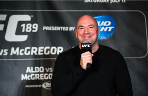 UFC cancela luta contra Hernandez Johnson após surgimento de atividades de apostas suspeitas UFC cancela luta contra Hernandez Johnson por causa de apostas. Dana White, do UFC, vestindo preto e segurando um microfone