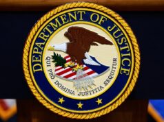 USPS e DOJ anunciam a primeira recompensa de US$ 1 milhão para denunciantes FILE - The U.S. Department of Justice logo is seen on a podium before a press conference, May 6, 2025, at the Justice Department in Washington.