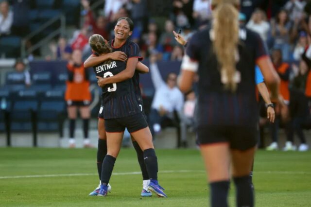 USWNT explode com cinco gols no segundo tempo na vitória sobre o Paraguai em amistoso
