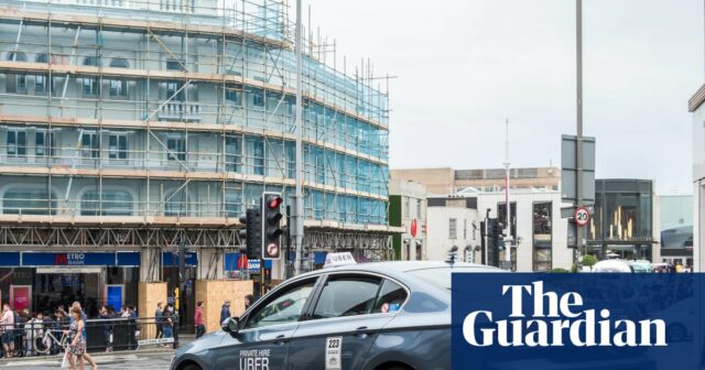 Uber reescreve contratos com motoristas para evitar o pagamento do novo ‘imposto de táxi’ do Reino Unido
