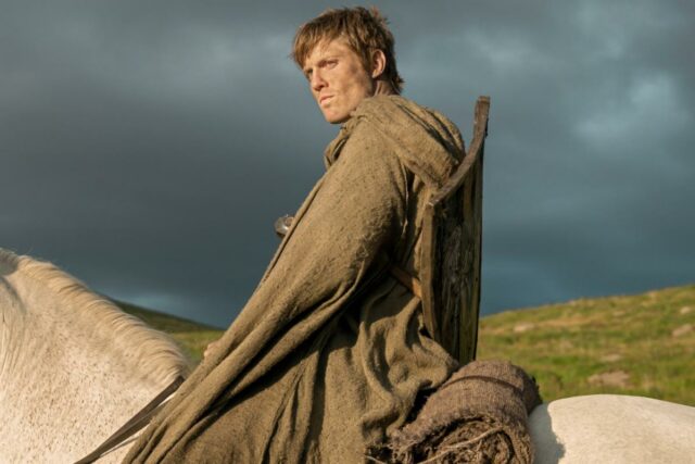 'Um Cavaleiro dos Sete Reinos' abre com Dunk literalmente fazendo cocô na icônica música tema de 'Game of Thrones': “An Unheroic Crouch”
