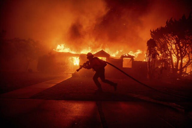 ARQUIVO - A devastação do incêndio em Palisades é visível no bairro de Pacific Palisades, em Los Angeles, 27 de janeiro de 2025. (AP Photo/Jae C. Hong, Arquivo)