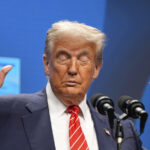 Manifestantes tentam evitar gás lacrimogêneo dispersado por agentes federais, segunda-feira, 12 de janeiro de 2026 em Minneapolis (AP Photo/Adam Gray)