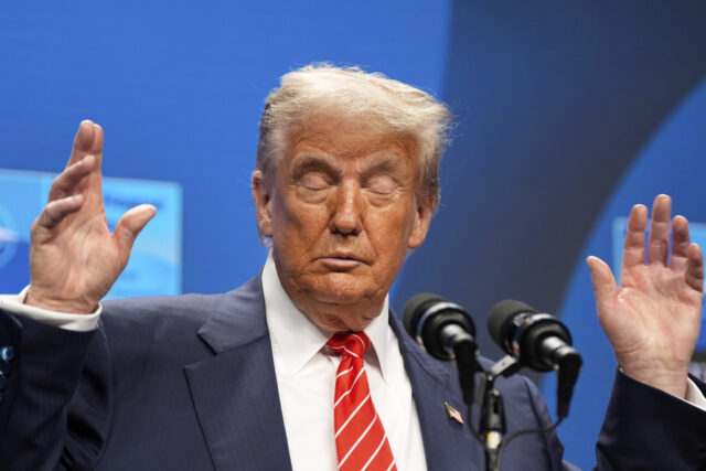 Manifestantes tentam evitar gás lacrimogêneo dispersado por agentes federais, segunda-feira, 12 de janeiro de 2026 em Minneapolis (AP Photo/Adam Gray)