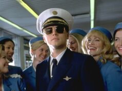 Um ex-comissário de bordo é acusado de enganar as companhias aéreas para que lhe oferecessem centenas de voos gratuitos. Mas como? As acusações lembram Prenda-me Se For Capaz, filme de 2002 estrelado por Leonardo DiCaprio.