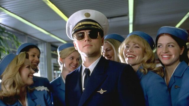 Um ex-comissário de bordo é acusado de enganar as companhias As acusações lembram Prenda-me Se For Capaz, filme de 2002 estrelado por Leonardo DiCaprio.