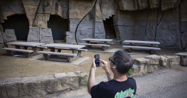 Um jogo assustador e envolvente está acontecendo no antigo Griffith Park Zoo
