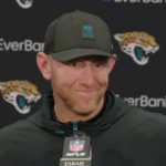 Um jornalista tentou animar um treinador da NFL após a derrota de seu time. Seguiu-se reação negativa - elogios também