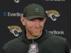 Um jornalista tentou animar um treinador da NFL após a derrota de seu time. Seguiu-se reação negativa – elogios também Um jornalista tentou animar um treinador da NFL após a derrota de seu time. Seguiu-se reação negativa - elogios também