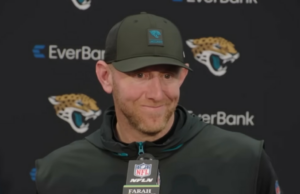 Um jornalista tentou animar um treinador da NFL após a derrota de seu time. Seguiu-se reação negativa – elogios também Um jornalista tentou animar um treinador da NFL após a derrota de seu time. Seguiu-se reação negativa - elogios também