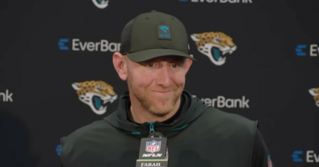 Um jornalista tentou animar um treinador da NFL após a derrota de seu time. Seguiu-se reação negativa - elogios também
