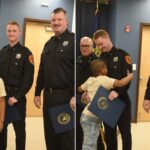 Um menino de 8 anos com uma camiseta de dinossauro está com três policiais em uma entrevista coletiva sobre seu resgate ao quebrar o gelo.