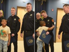 Um menino de 8 anos se reuniu com policiais de Suffolk que rastejaram pelo gelo para salvá-lo de um lago congelado no Natal Um menino de 8 anos com uma camiseta de dinossauro está com três policiais em uma entrevista coletiva sobre seu resgate ao quebrar o gelo.