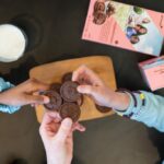 Os biscoitos Girl Scout estarão disponíveis para venda em 2026, de 12 de janeiro a 15 de março no norte da Califórnia, e apresentam os novos biscoitos com sabor de sorvete Rocky Road, chamados Exploremores. Na foto: Escoteiras da Tropa 60174 com base em San Jose. (Escoteiras do Norte da Califórnia)