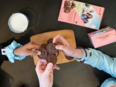 Um novo sabor lança a temporada de biscoitos de escoteiras no norte da Califórnia Os biscoitos Girl Scout estarão disponíveis para venda em 2026, de 12 de janeiro a 15 de março no norte da Califórnia, e apresentam os novos biscoitos com sabor de sorvete Rocky Road, chamados Exploremores. Na foto: Escoteiras da Tropa 60174 com base em San Jose. (Escoteiras do Norte da Califórnia)