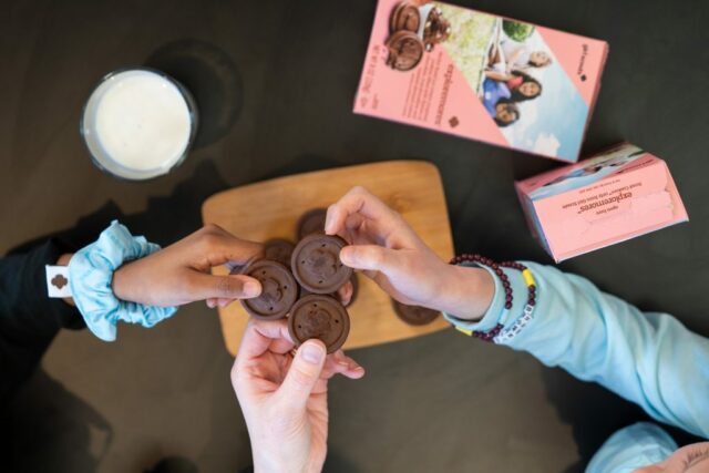 Os biscoitos Girl Scout estarão disponíveis para venda em 2026, de 12 de janeiro a 15 de março no norte da Califórnia, e apresentam os novos biscoitos com sabor de sorvete Rocky Road, chamados Exploremores. Na foto: Escoteiras da Tropa 60174 com base em San Jose. (Escoteiras do Norte da Califórnia)