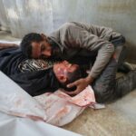 Um pai enlutado em Gaza tenta fazer seu filho voltar dos mortos