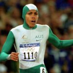 Cathy Freeman cruzando a linha de chegada e ganhando o ouro nos 400 metros nas Olimpíadas de Sydney 2000.