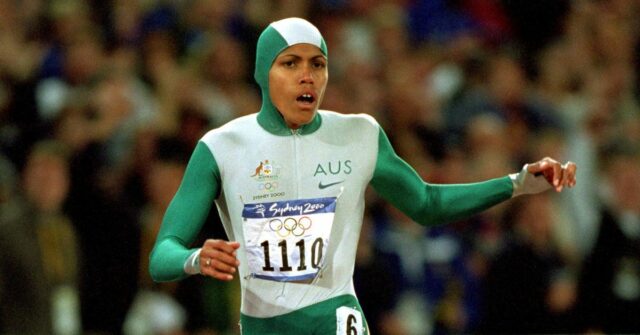 Cathy Freeman cruzando a linha de chegada e ganhando o ouro nos 400 metros nas Olimpíadas de Sydney 2000.