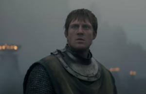 Um trailer do Cavaleiro dos Sete Reinos com semanas de antecedência provoca um julgamento de vida ou morte por combate Um homem de armadura senta-se em cima de um cavalo em um campo de batalha.