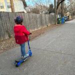 Uma família de quatro pessoas dentro de um conservatório.