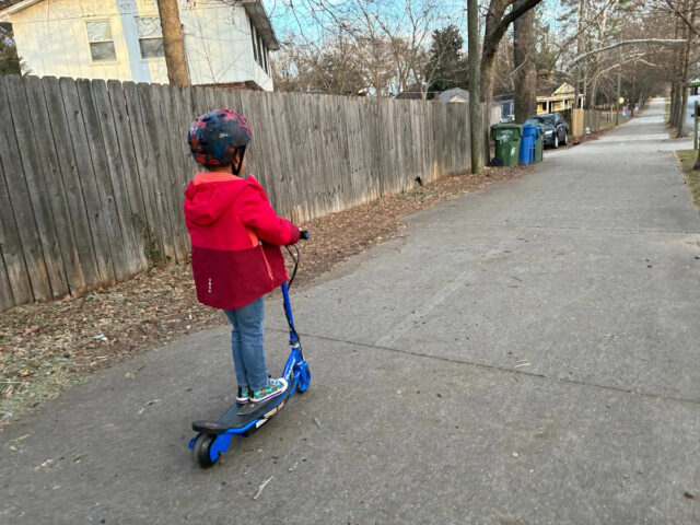 Uma criança de 6 anos passou 4 minutos passeando sozinha Uma família de quatro pessoas dentro de um conservatório.