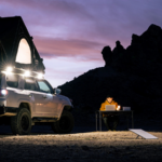 STARLINK Mini Kit com laptop em segundo plano